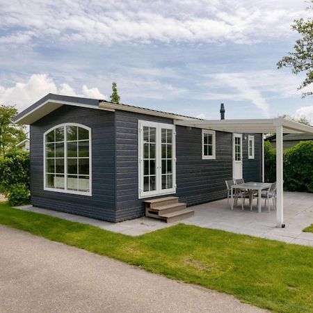 Recreatiepark Jachthaven De Veerstal Lathum - Luxe Chalet Buitenkant foto