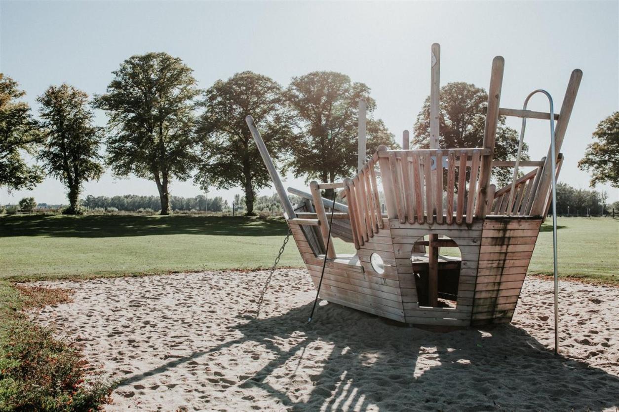 Recreatiepark Jachthaven De Veerstal Lathum - Luxe Chalet Buitenkant foto