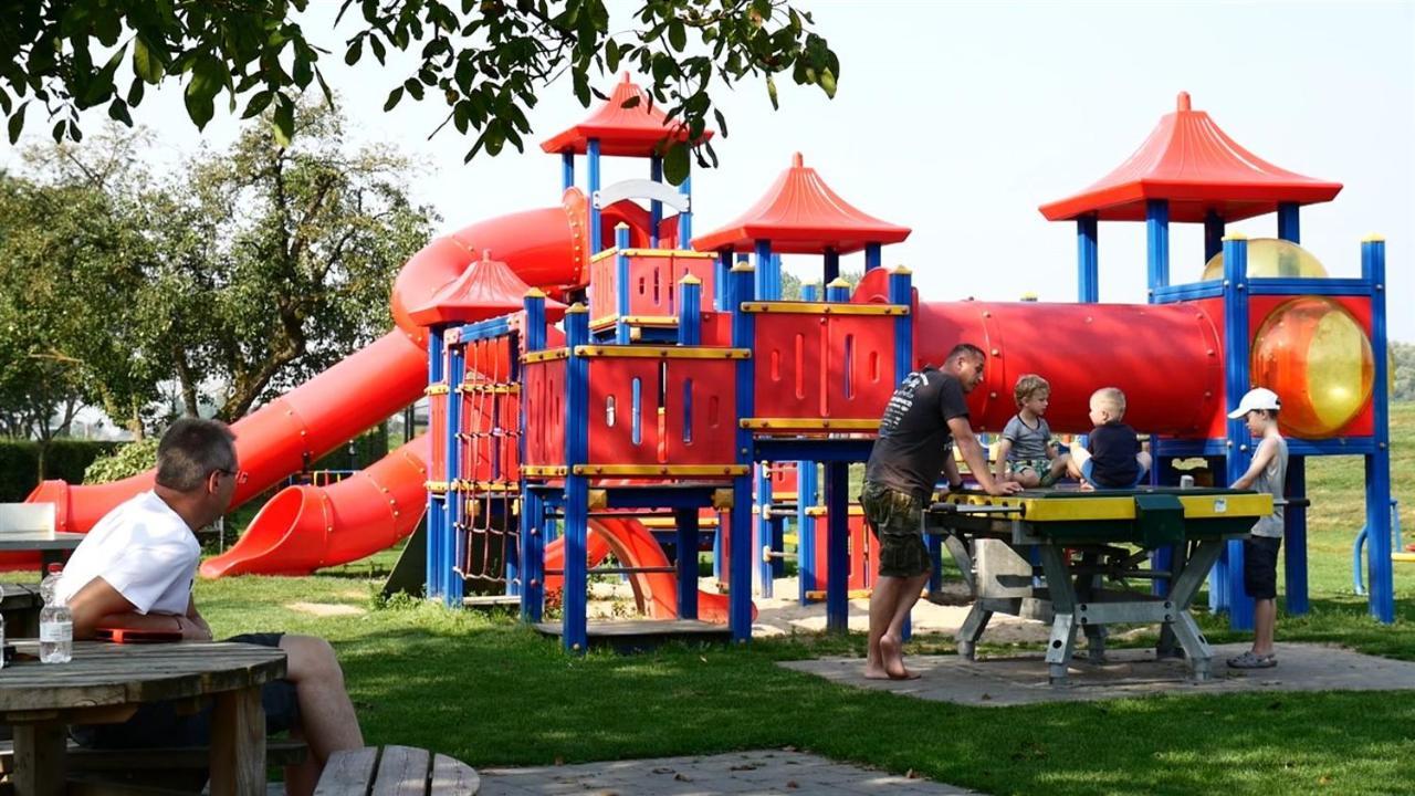 Recreatiepark Jachthaven De Veerstal Lathum - Luxe Chalet Buitenkant foto
