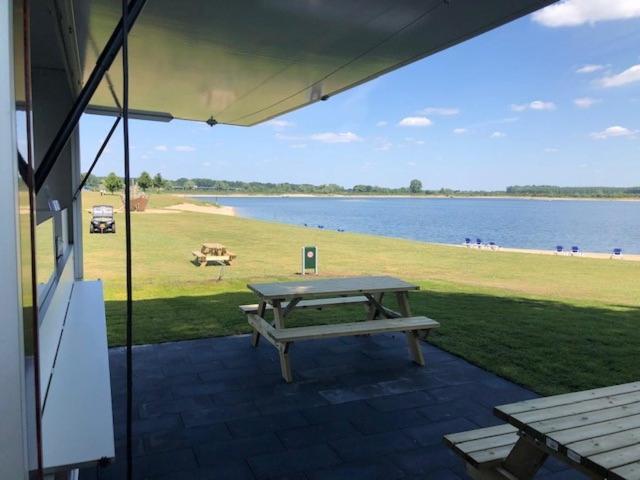 Recreatiepark Jachthaven De Veerstal Lathum - Luxe Chalet Buitenkant foto