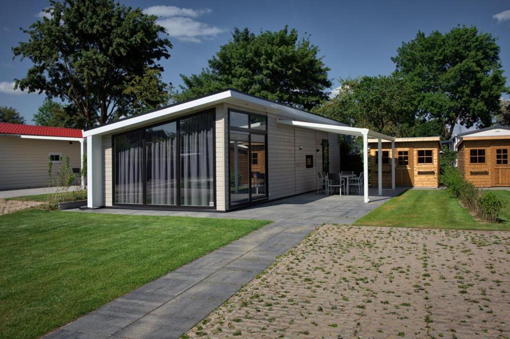 Recreatiepark Jachthaven De Veerstal Lathum - Luxe Chalet Buitenkant foto