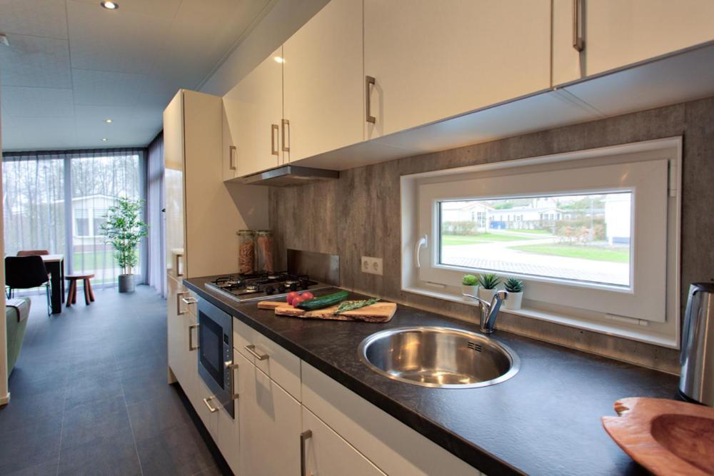 Recreatiepark Jachthaven De Veerstal Lathum - Luxe Chalet Buitenkant foto
