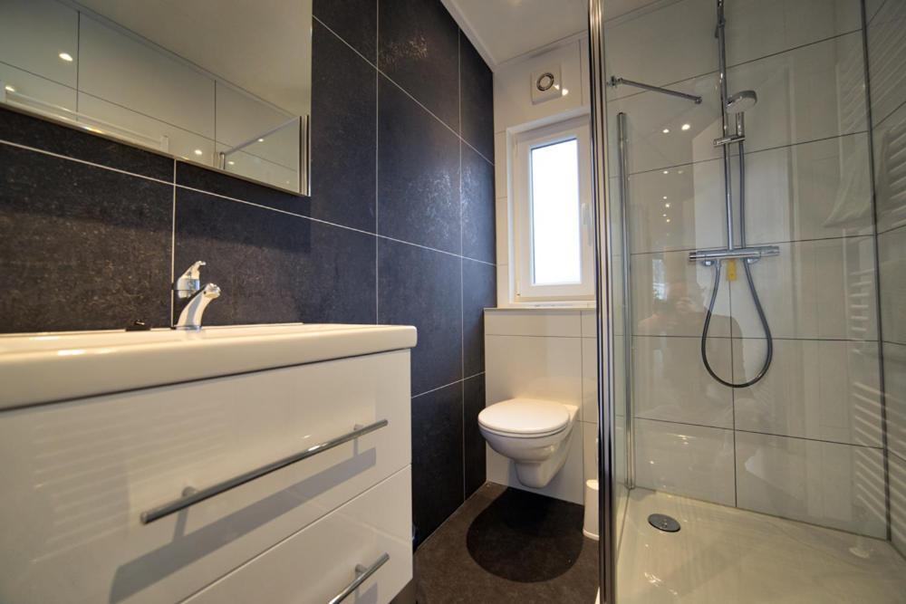 Recreatiepark Jachthaven De Veerstal Lathum - Luxe Chalet Buitenkant foto