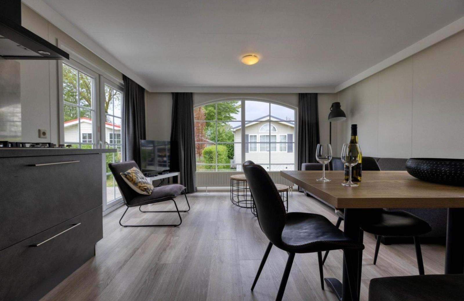 Recreatiepark Jachthaven De Veerstal Lathum - Luxe Chalet Buitenkant foto